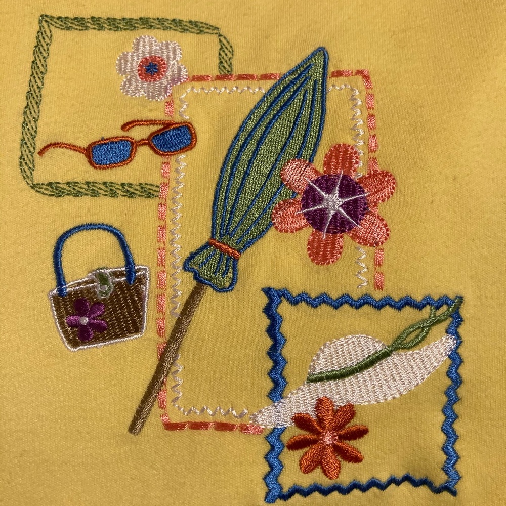 Breckenridge button top with embroidered beach motif - Picture 5 of 8